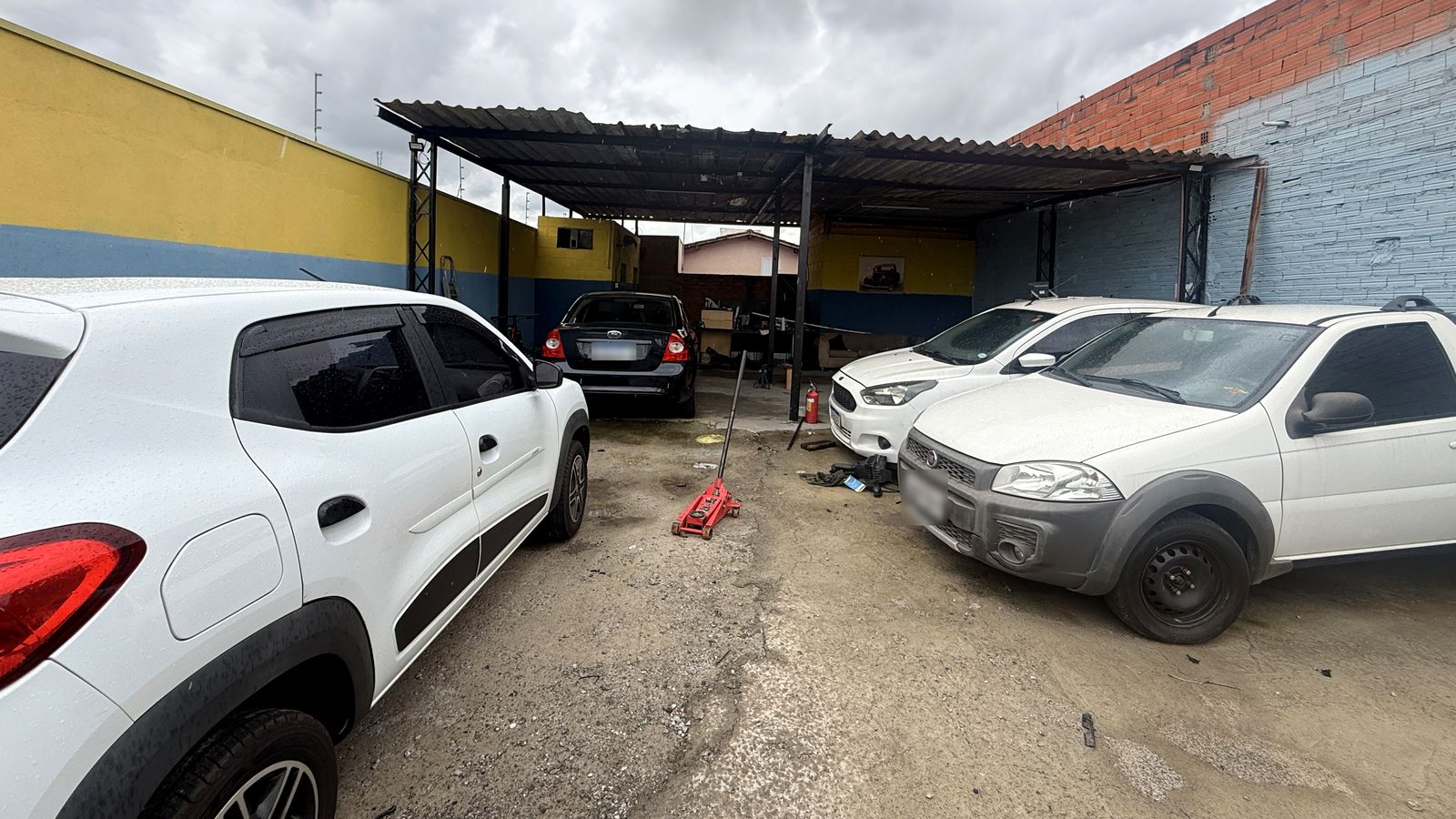 Pátio coberto da Auto Elétrica Diego com veículos aguardando atendimento